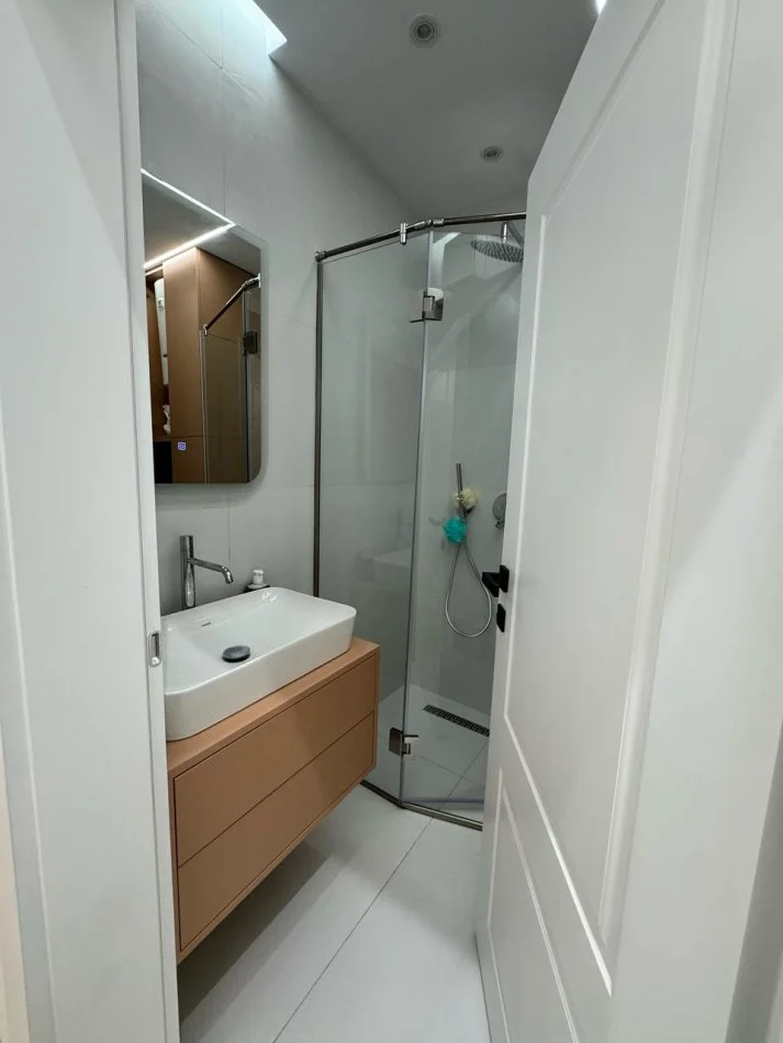 Tirane, jepet me qera apartament 1+1+Ballkon Kati 1, 60 m² 450 € (rruga 5 maj prapa concord center)