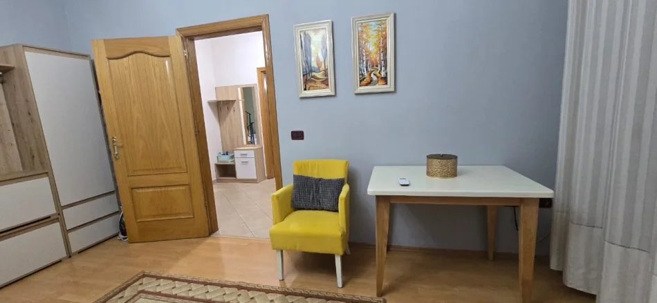 Tirane, jepet me qera apartament 1+1 Kati 3, 75 m² 600 € 