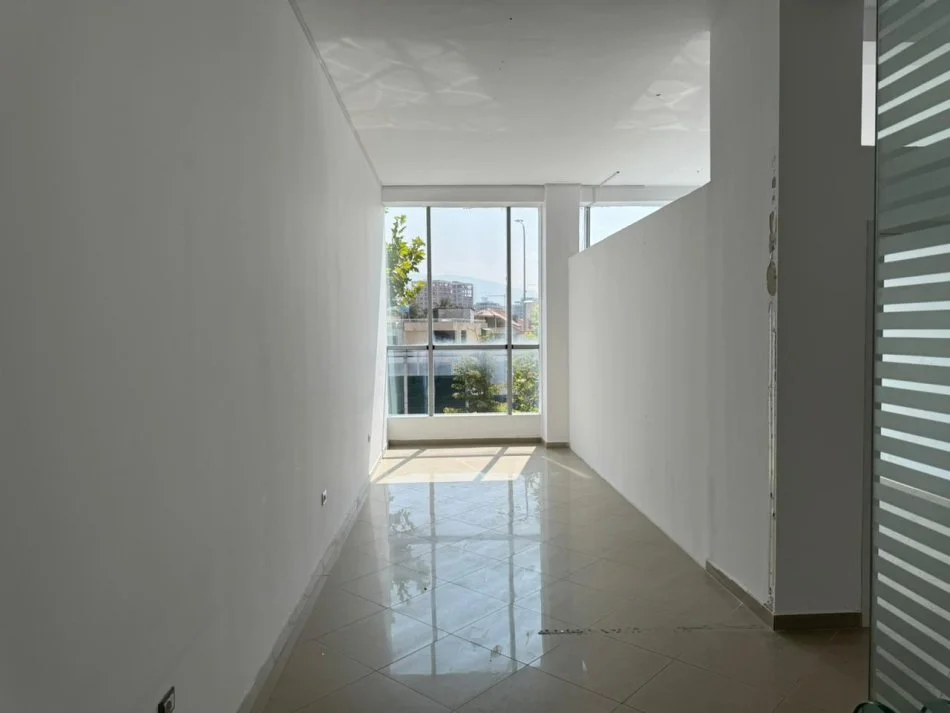 Tirane, jepet me qera ambjent biznesi Kati 1, 60 m² 450 € (Astir)