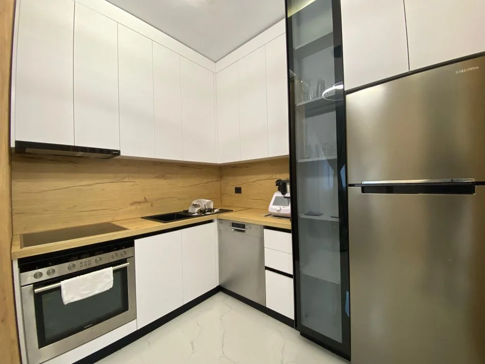 Tirane, jepet me qera apartament 1+1+Ballkon , 750 € (Rruga e Durresit)