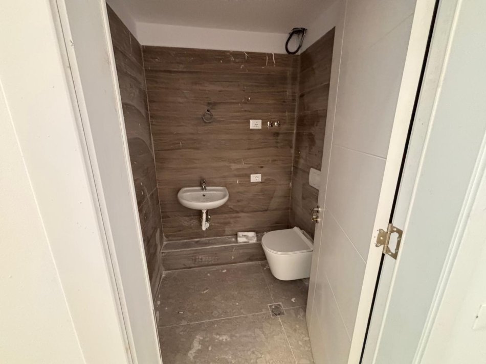 Tirane, jepet me qera dyqan Kati 0, 36 m² 640 € (Rruga e kosovareve)