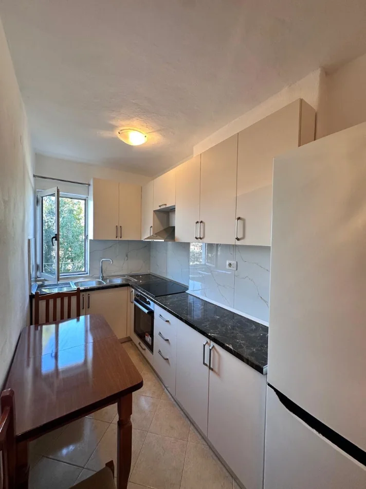 Tirane, shitet apartament 1+1 Kati 3, 59 m² 82.000 € (Kombinat)
