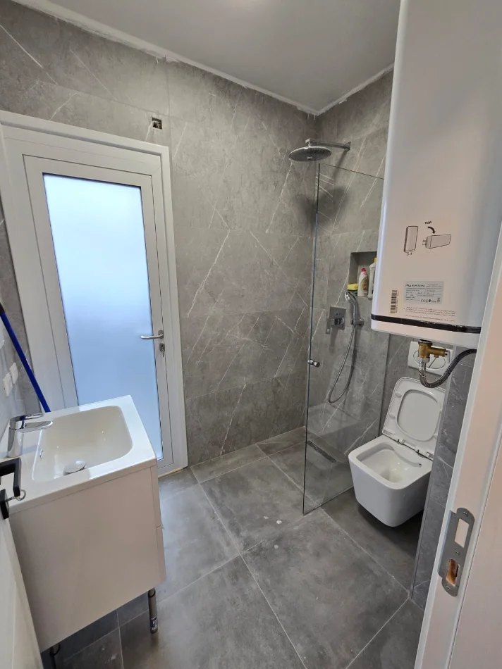 Tirane, jepet me qera apartament 2+1 Kati 8, 150 m² 1.200 € 