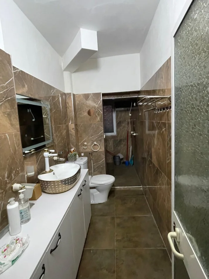 Tirane, shitet apartament 2+1+Ballkon Kati 1, 83 m² 15.500.000 € (Pallati me shigjeta)
