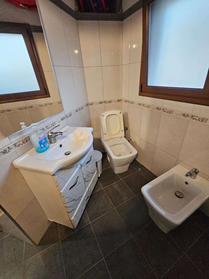 Tirane, jepet me qera apartament 2+1 , 850 € (Komuna e Parisit)