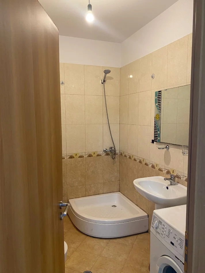 Tirane, jepet me qera apartament 1+1 Kati 6, 65 m² 500 € (Xhamllik ,Rruga Xhanfize Keko)