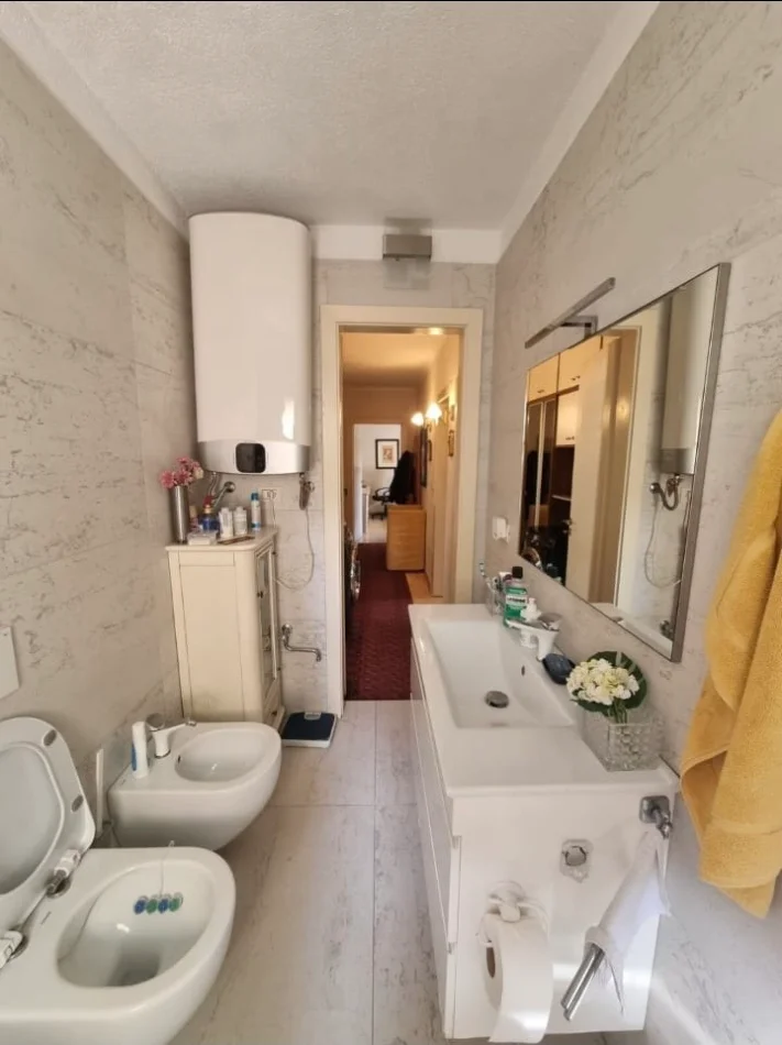 Tirane, jepet me qera apartament 2+1+Ballkon , 75 m² 700 € 