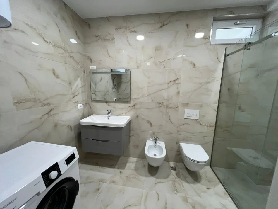 Tirane, jepet me qera apartament 2+1 Kati 2, 150 m² 900 € (Kopshti botanik)