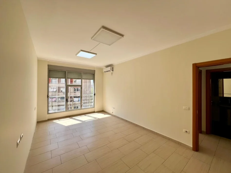 Tirane, jepet me qera apartament 2+1+Ballkon Kati 3, 125 m² 900 € (9-Katshet)