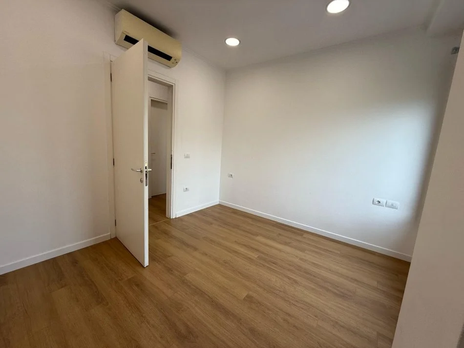 Tirane, jepet me qera ambjent biznesi , 180 m² 250.000 € (delijorgji)