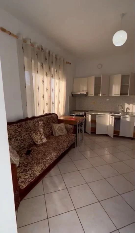 Tirane, jepet me qera shtepi 1+1+Ballkon Kati 2, 70 m² 320 € (rruga Andon frasheri)