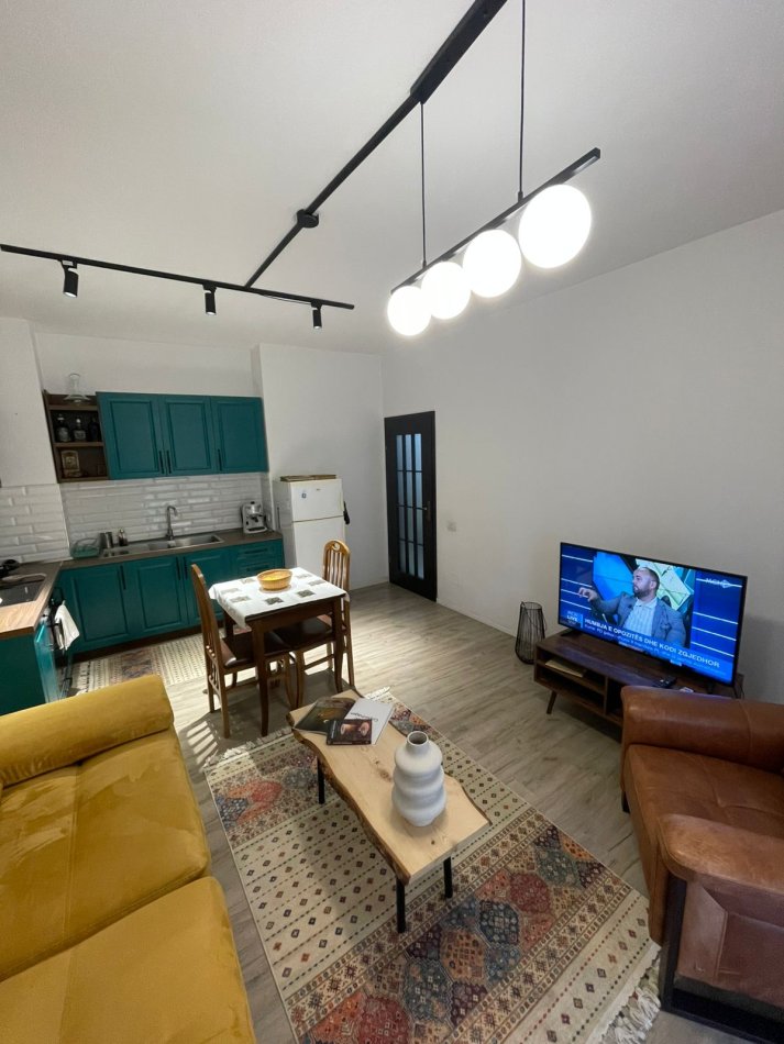 Tirane, jepet me qera apartament 1+1+Ballkon Kati 4, 65 m² 600 € (Rruga e Dibres)