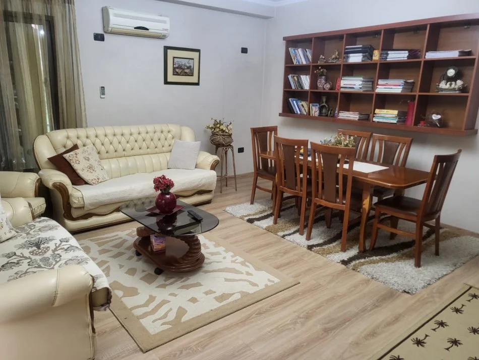 Tirane, jepet me qera apartament 1+1+Aneks+Ballkon Kati 3, 90 m² 500 € (Rruga Asim Vokshi)