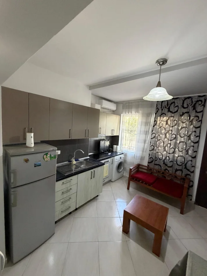 Tirane, jepet me qera garsonier Kati 1, 40 m² 400 € (Rruga Fortuzi)