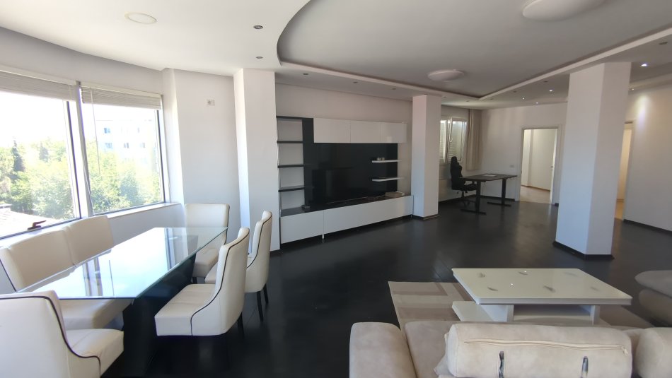 Tirane, jepet me qera 3+1 Kati 4, 180 m² 1.500 € (RRUGA BUDI)