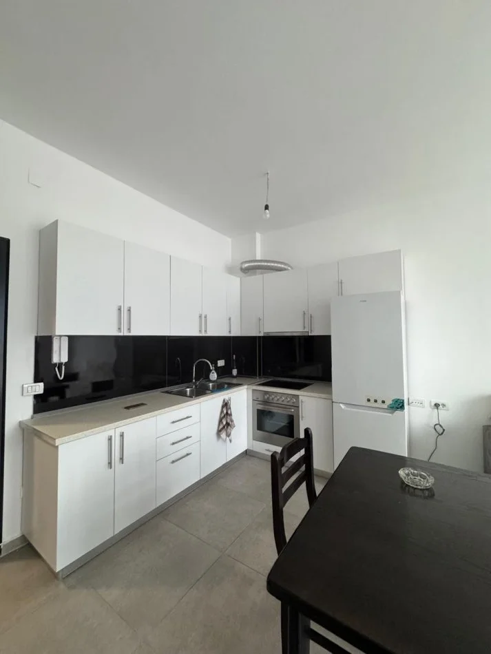 Tirane, jepet me qera apartament 2+1+Ballkon Kati 6, 90 m² 430 € (rruga 5 maj , pallatet e bashkise)