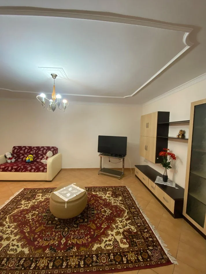 Tirane, jepet me qera apartament 2+1 Kati 3, 600 € (Stadiumi Dinamo)