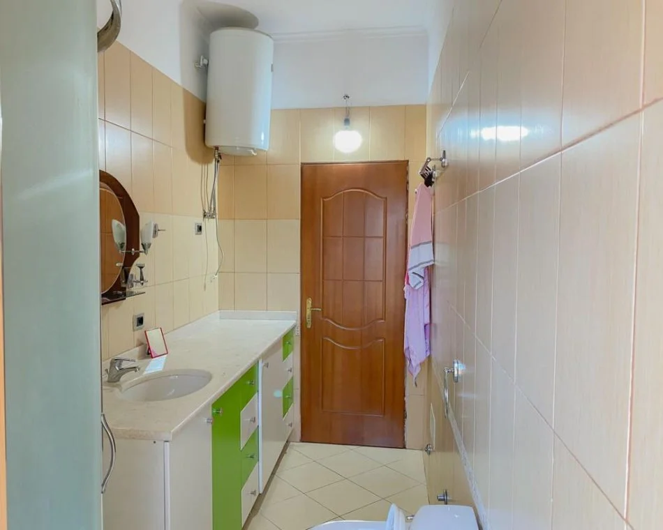 Tirane, jepet me qera apartament 2+1 Kati 4, 700 € (Kryqezimi i M Shyrit me Muhamet Gjollesha)