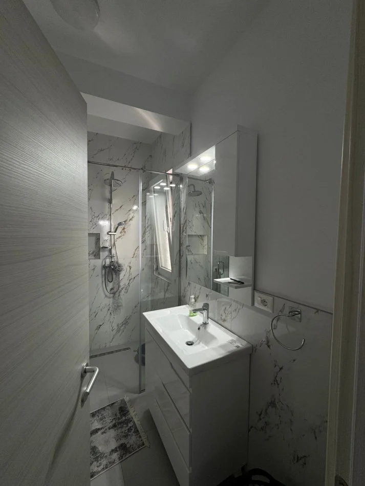 Tirane, jepet me qera apartament 2+1 Kati 9, 82 m² 700 € (RIVER REZIDENC)