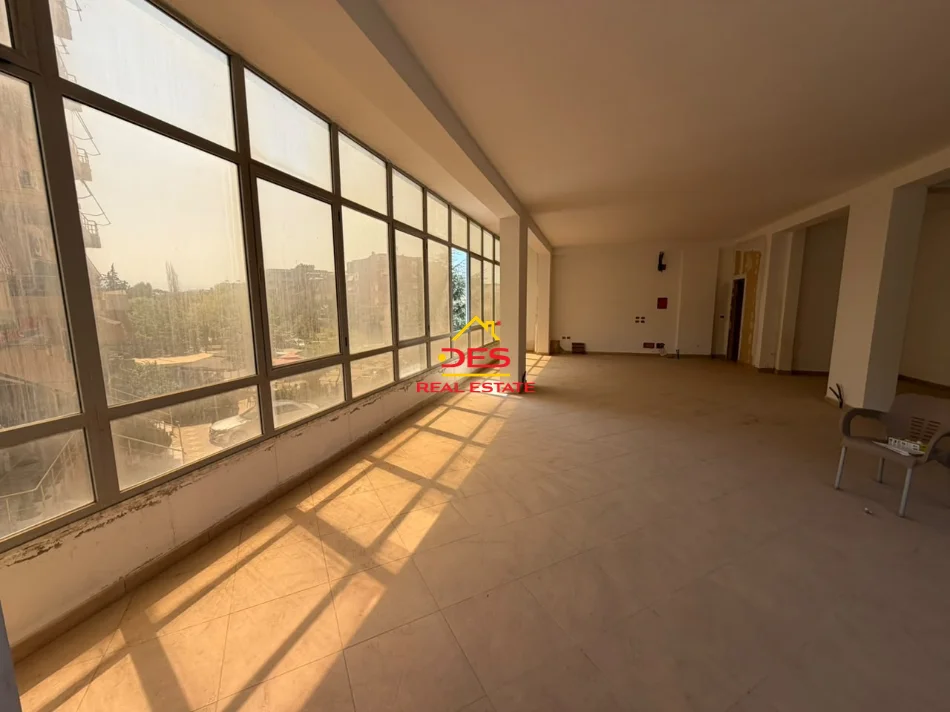 Vlore, jepet me qera ambjent biznesi Kati 2, 140 m² 400 € (Rruga Demokracia)