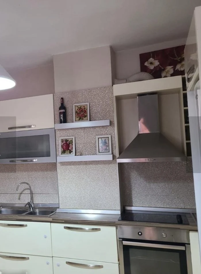 Tirane, jepet me qera apartament 1+1 Kati 3, 75 m² 350 € 