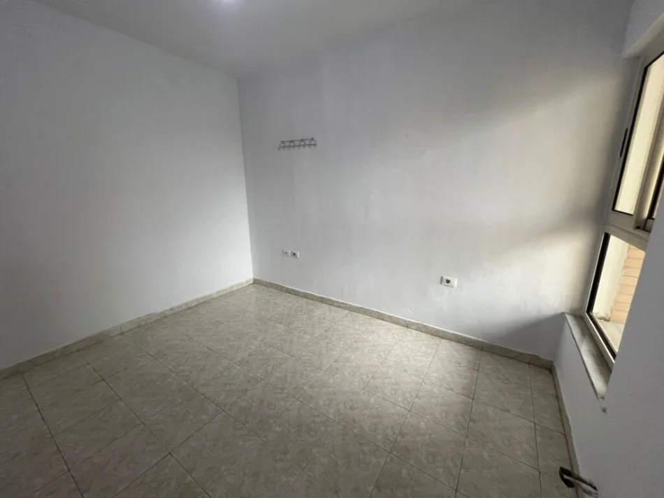 Tirane, jepet me qera apartament 1+1+Ballkon Kati 4, 55 m² 350 € (FUSHA E AVIACIONIT TE BAR AGRON)