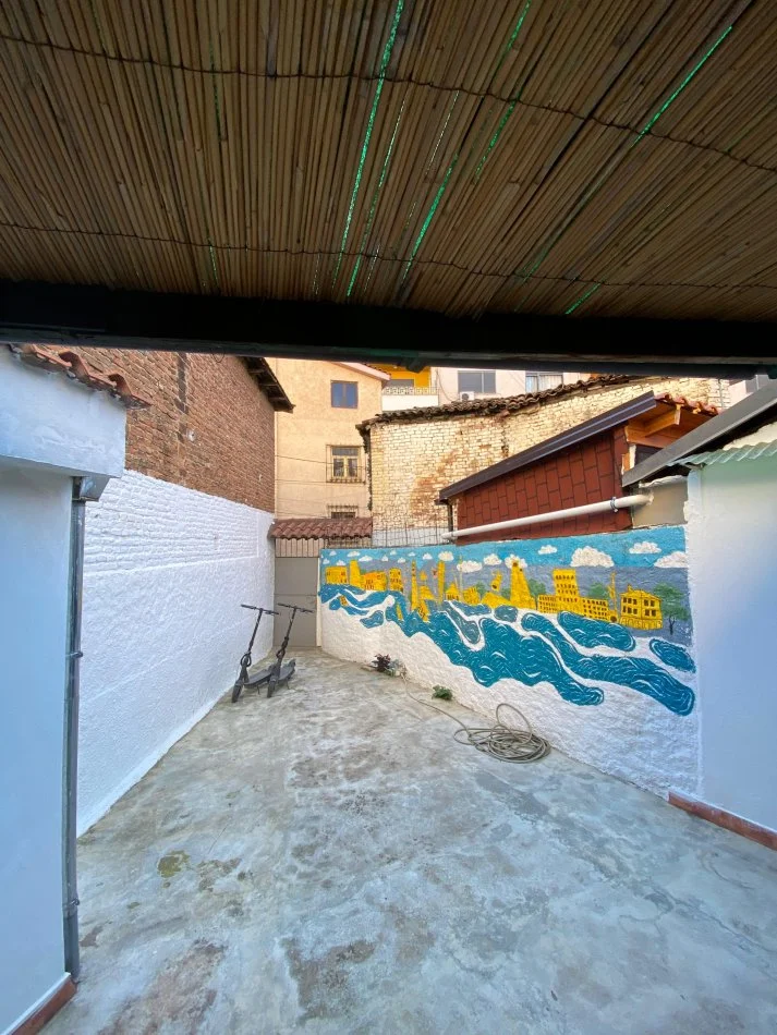 Tirane, jepet me qera ambjent biznesi Kati 1, 120 m² 500 € (RRUGA E BARRIKADAVE)