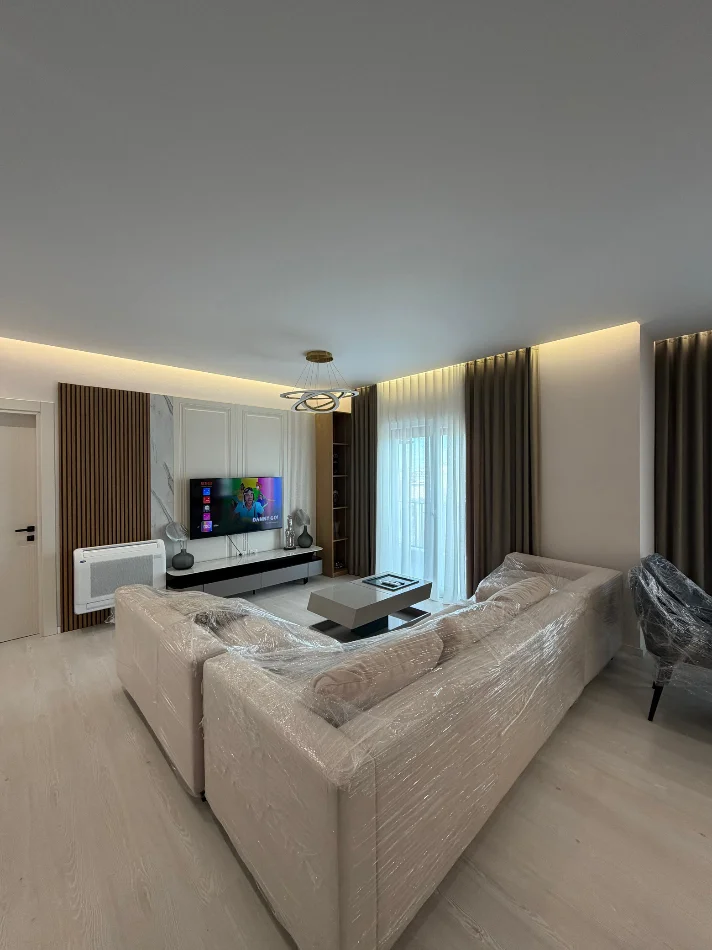 Tirane, jepet me qera apartament 1+1 Kati 5, 75 m² 800 € (Xhamlliku)