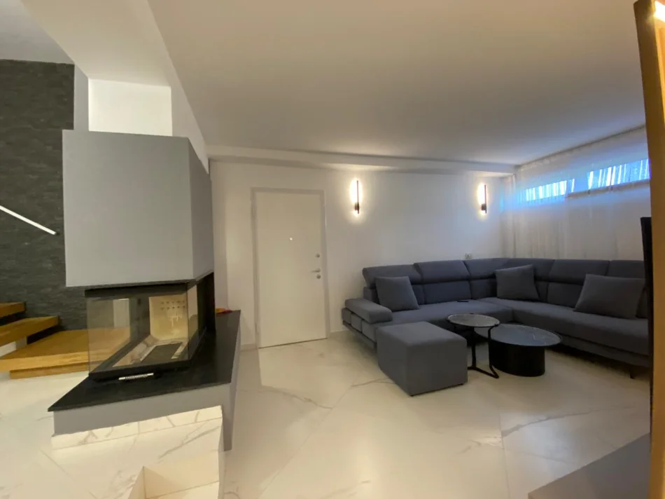 Tirane, shitet triplex 4+1+3+4 Poste Parkimi,  Kati 0, 309 m² 700.000 € (liqeni i thate)