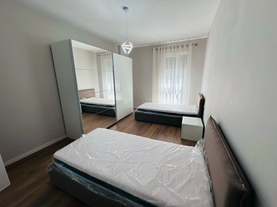 Tirane, jepet me qera apartament 2+1+Ballkon Kati 2, 130 m² 650 € 