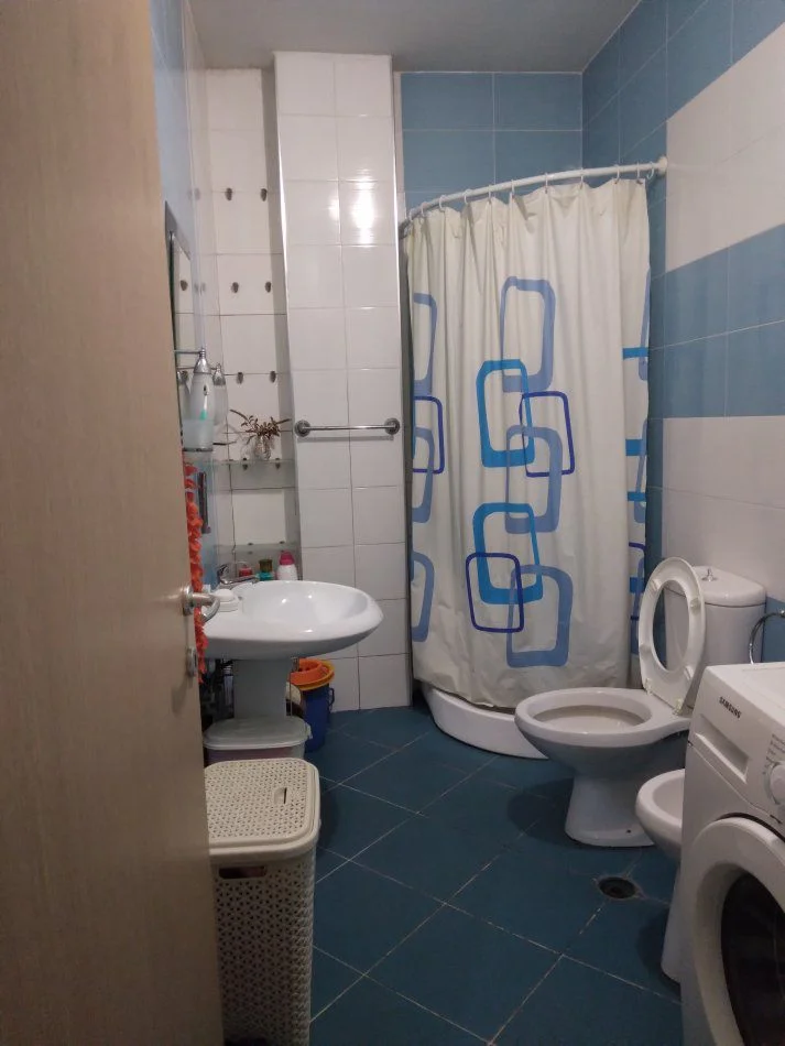 Tirane, jepet me qera apartament 1+1+Ballkon Kati 3, 60 m² 400 € (Rr. Petro Nini Luarasi)