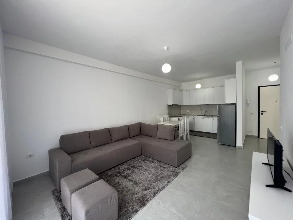 Tirane, jepet me qera apartament 2+1 Kati 1, 95 m² 600 € (Rruga 5 Maj)