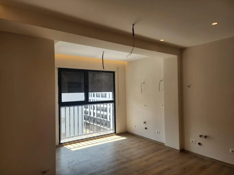 Tirane, jepet me qera apartament 2+1 bosh + parkim Kati 6, 92 m² 500 € (STACIONI I TRENIT)