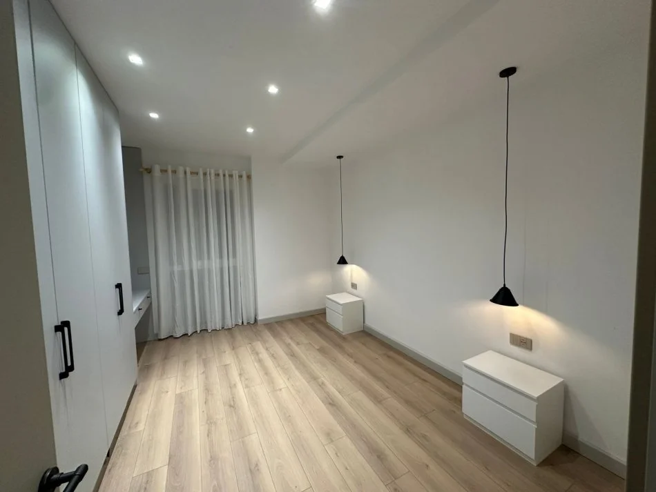 Tirane, jepet me qera apartament 2+1+Ballkon Kati 2, 145 m² 1.200 € (TEG)