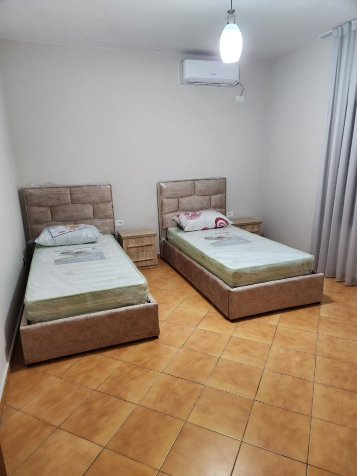 Tirane, jepet me qera apartament 2+1 Kati 2, 80 m² 500 € (ish parku i autobuzave)