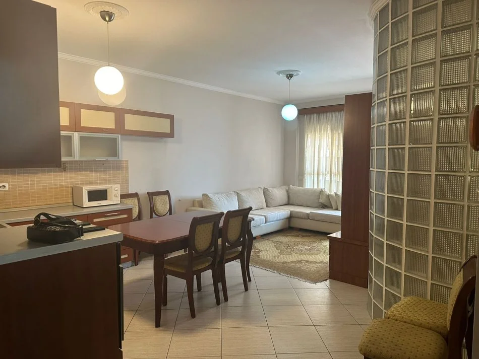 Tirane, jepet me qera apartament 2+1+Ballkon Kati 2, 120 m² 650 € (Don Bosko)