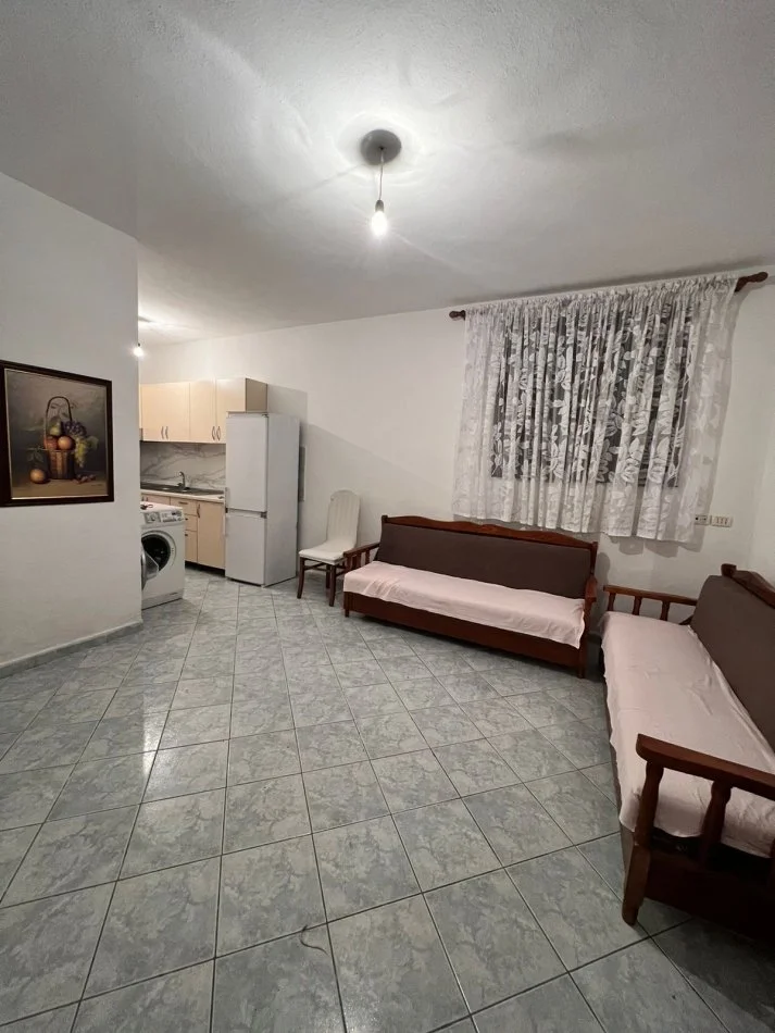 Tirane, jepet me qera shtepi 2+1+Ballkon Kati 0, 100 m² 300 € (Rruga vangjerl meksi)