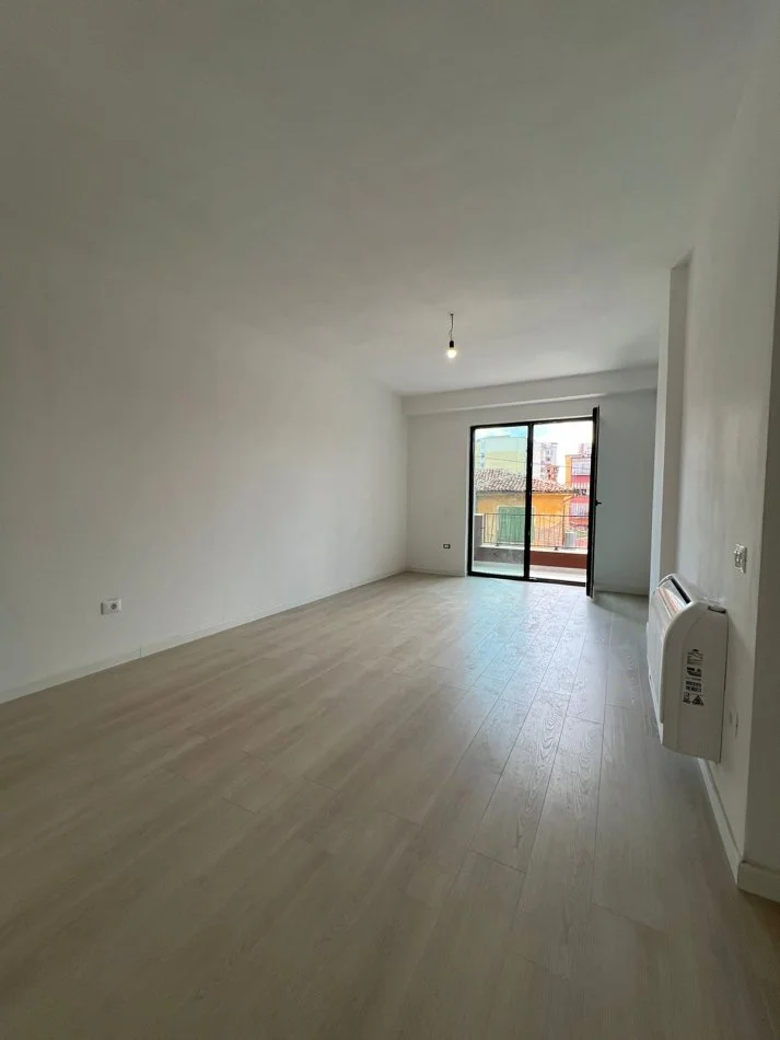 Tirane, jepet me qera apartament 2+1+Ballkon Kati 1, 93 m² 700 € (MYSLYM SHYR)