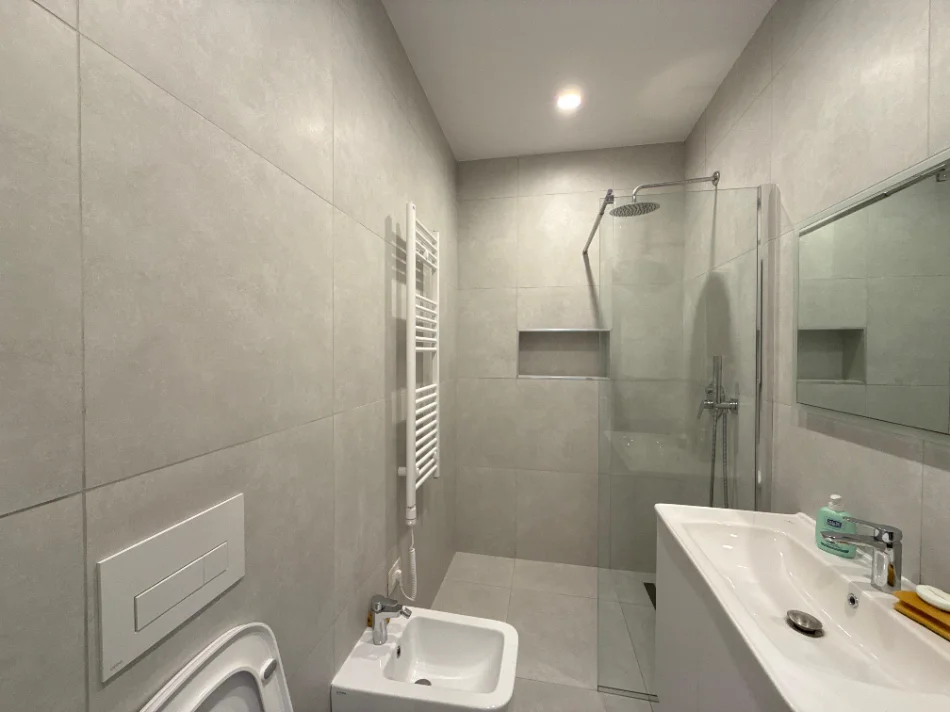 Tirane, jepet me qera apartament 2+1+Ballkon Kati 5, 85 m² 750 € (Stacioni i Trenit)