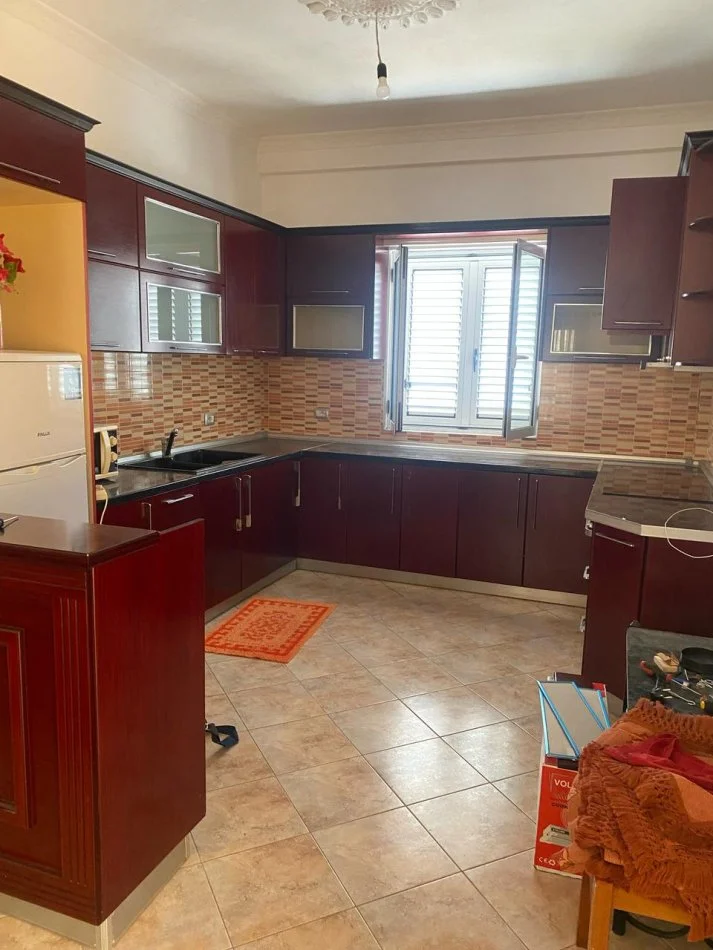 Tirane, jepet me qera apartament 3+1 Kati 1, 140 m² 500 € (Selite, afer Rezidences “Euro 3D”.)