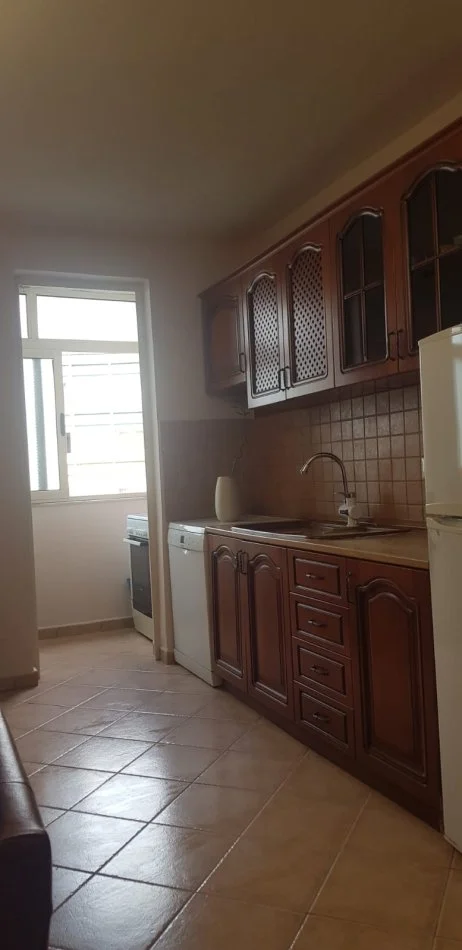 Tirane, jepet me qera apartament 2+1+Ballkon Kati 5, 85 m² 500 € (Bar Glow , Brryli)