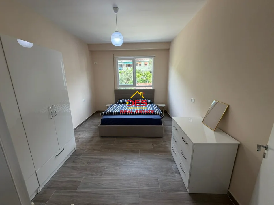 Vlore, jepet me qera apartament 1+1+Ballkon Kati 3, 70 m² 450 € (Lungomare)
