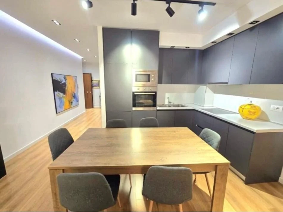 Tirane, shitet apartament 2+1+Ballkon Kati 7, 115 m² 259.000 € (komuna e parisit)