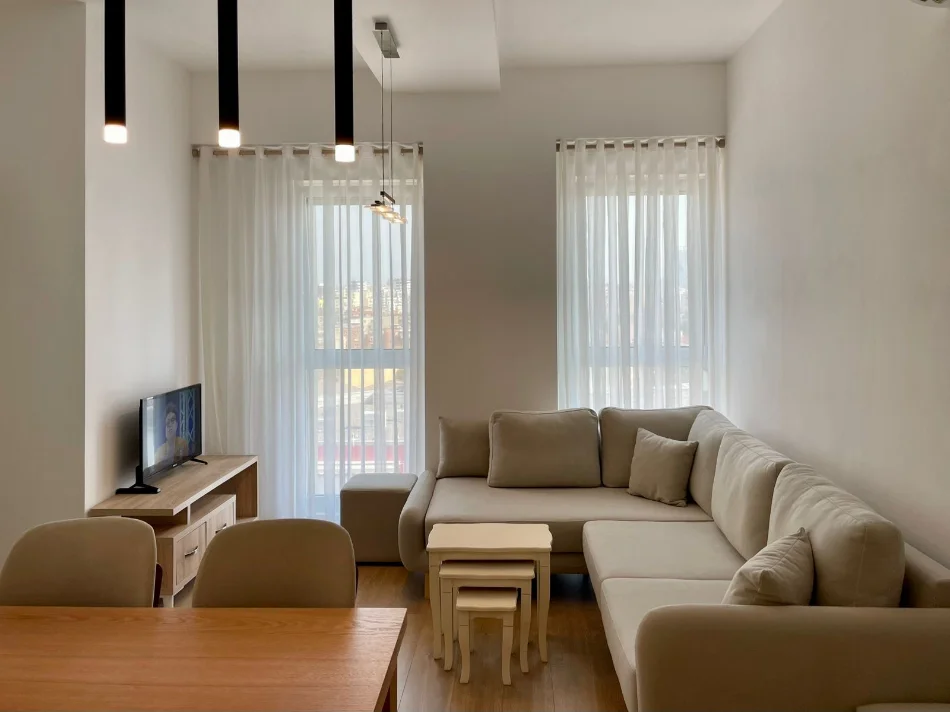 Tirane, jepet me qera apartament 1+1+Ballkon Kati 10, 550 € (Rruga Siri Kodra)