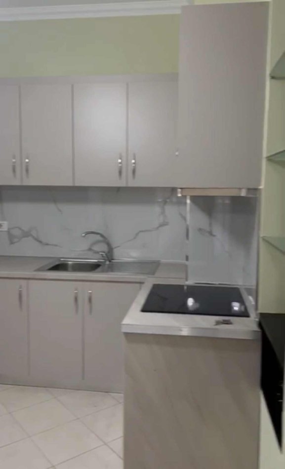 Tirane, jepet me qera apartament 1+1+Ballkon Kati 5, 74 m² 600 € (KOMUNA E PARISIT)