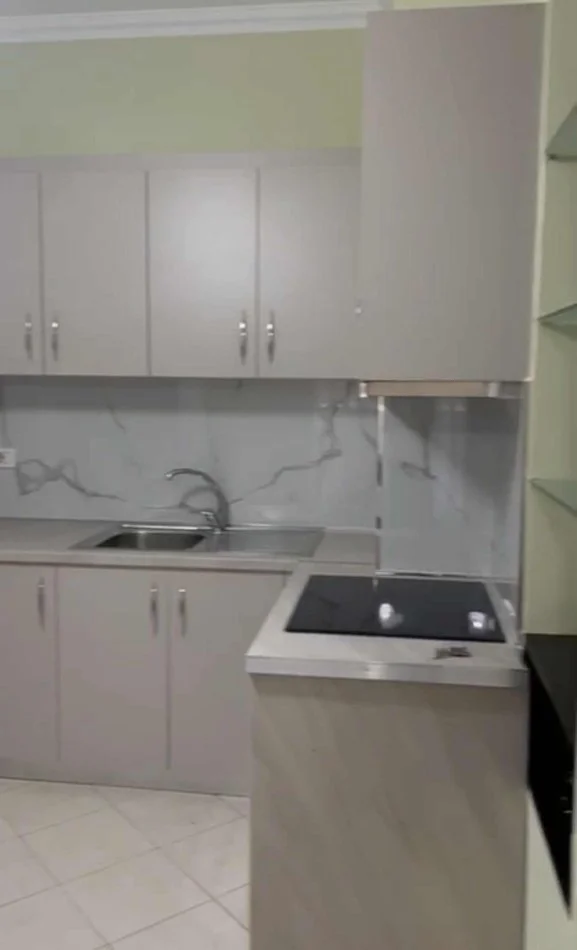 Tirane, jepet me qera apartament 1+1+Ballkon Kati 5, 74 m² 550 € (KOMUNA E PARISIT)