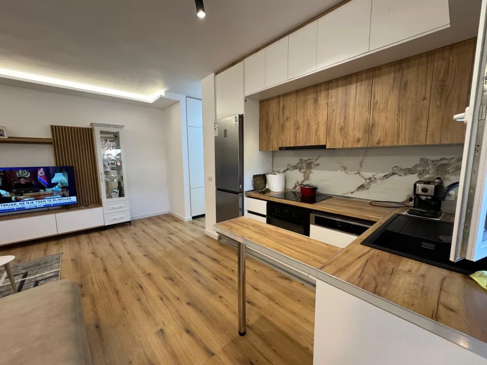 Tirane, jepet me qera apartament 2+1 Kati 2, 100 m² 1.000 € (Shkolla e kuqe)