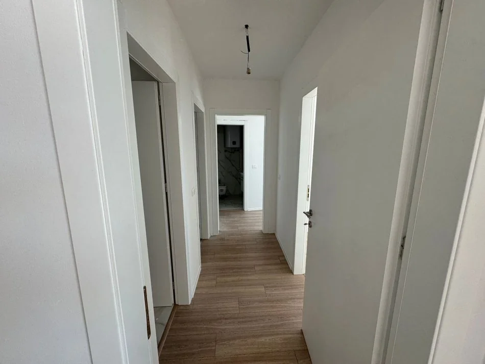 Tirane, jepet me qera apartament 3+1 Kati 3, 123 m² 1.400 € (liqeni i tiranes)
