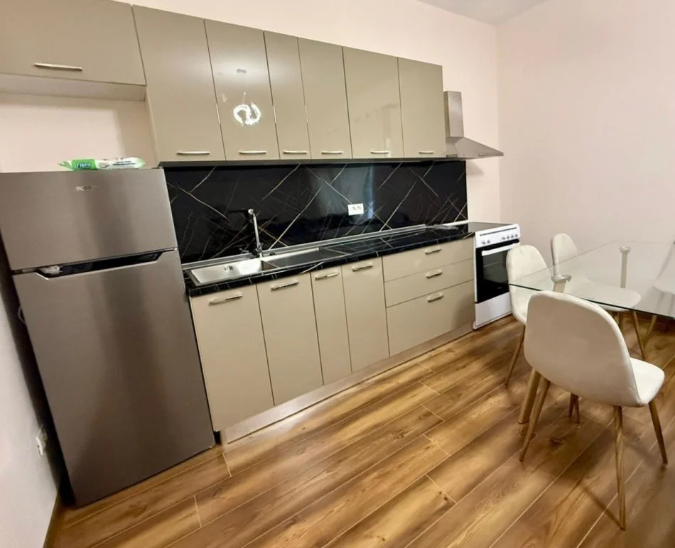 Tirane, jap me qera apartament 1+1+Ballkon Kati 4, 73 m² 650 € (afer kryqezimi te 21 dhjetorit)