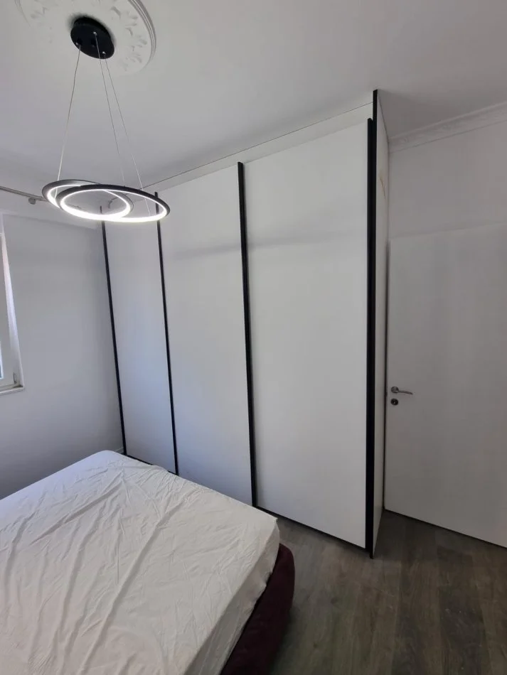 Tirane, jepet me qera apartament 2+1+Ballkon Kati 3, 95 m² 600 € (rruga Hamdi Sina)